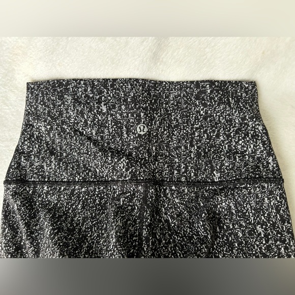 Lululemon size 6 Wunder under high rise 7/8 length black speckled Leggings - Picture 3 of 6